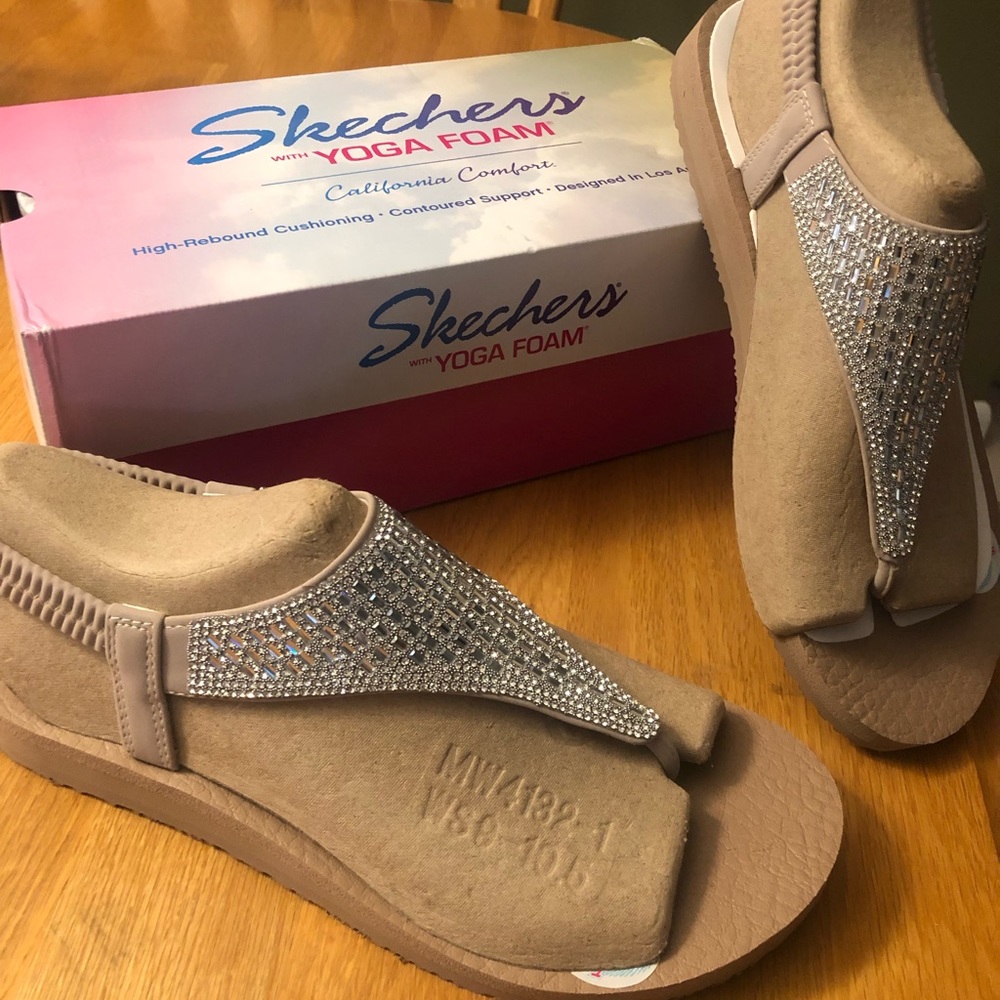 Sketchers yoga sandals never worn size 9